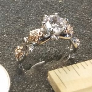 White sapphire round center in silver